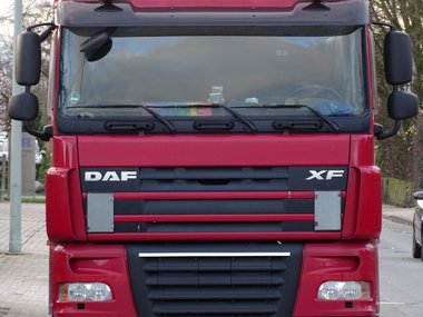 Die Motorhaube eines roten LKWs von der Marke DAF.