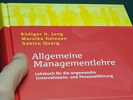 Cover vom Lehrbuch "Allgemeine Managementlehre".