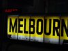 Der schwarze Schriftzug Melbourne auf gelber Lichtreklame.