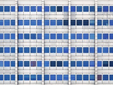 Gleichmäßige Fenster eines großen Bürogebäudes.