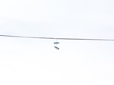 Blaue Niketurnschuhe hängen an einem Draht.