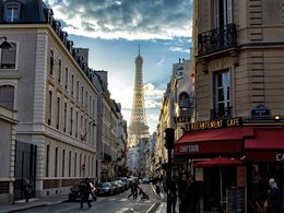 Ein Blick durch belebte Strassen auf den Eiffelturm in Paris.