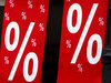Rabattgutscheine: Zwei rote Aufkleberbanner mit weißen Prozentzeichen signalisieren Rabatte bei Sonderangeboten.
