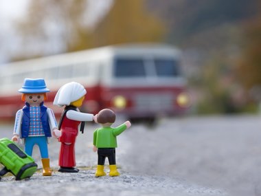 Eine Playmobilfamilie wartet auf den Bus.