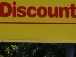 Ein gelbes Schild mit der roten Aufschrift: Netto, der Marken-Discount.