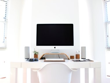 Home-Office: Ein Schreibtisch mit einem Computer von appel in hellen Farben.