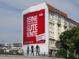 Riesen Wahlplakat des DGB in Berlin für eine "Gute Rente".