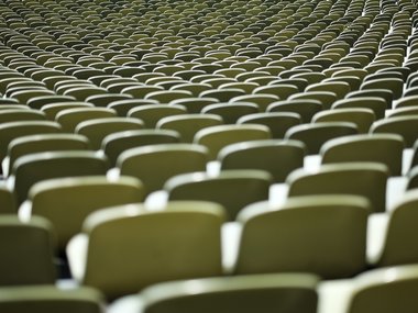 Leere Sitze in einem Stadion.