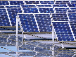 Das Bild zeigt Solarpanel einer großen gewerblichen Solaranlage.