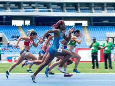 Frauen, die in einem Sprint-Wettkampf gegeneinander rennen.