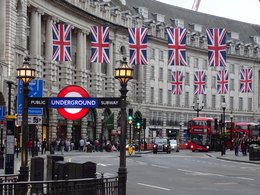 Typische Straße in London mit britischen Nationalflaggen über der Straße und Eingang zur Underground (U-Bahn).
