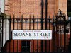 Ein Eisengitter mit einem Schild und der Aufschrift: Sloane Street.