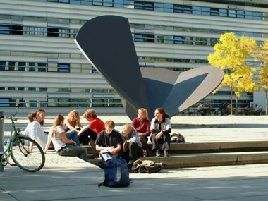 Studenten entspannen vor der Schiffsschraube in der Sonne auf dem Campus der Technischen Universität München (TUM)