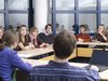 Studenten führen eine Konversation während eines Seminars an der Universität Witten/Herdecke (UWH)