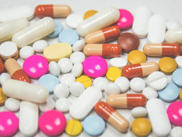 Das Bild zeigt einen bunten Mix vieler verschiedener Tabletten.