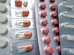 Das Bild zeigt verschiedene Tablettenpackungen mit runden, länglichen und durchsichtigen Tabletten.