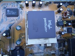 Der Einblick in die Technik eines Intel Pentium Computers.