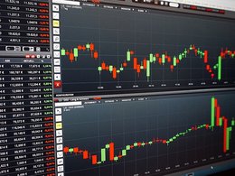 Trading: Ein Monitor zeigt Aktien-Charts und Börsenkurse 
