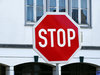Ein rotes Stoppschild symbolisiert das Ende der Covid-19 Impfpflicht in Tschechien.