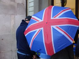 Aufgespannter Regenschirm mit der britischen Flagge darauf.