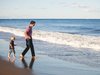 Ein Vater spielt sorgenfrei mit seinem Kind am Strand.