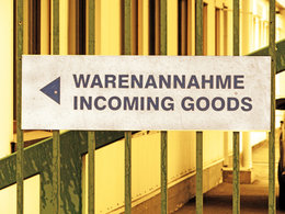 Warenwirtschaft: Firmenschild "Warenannahme / Incoming Goods"