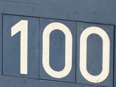 Ein Schild auf der Straße für einen Wasserhydranten mit der Aufschrift: S 100.