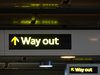 Hinweisschilder mit der Aufschrift "Way out" symbolisieren den Brexit.