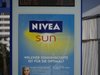 Ein Schild mit einer Werbung für Nivea Sun.