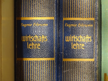 Zwei Buchrücken in blau mit goldener Schrift Wirtschaftslehre.