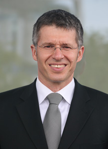 Portraitbild von Bitkom-Hauptgeschäftsführer Dr. Bernhard Rohleder.