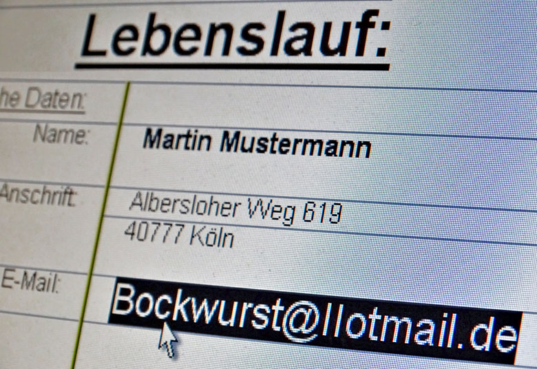 Das Bild zeigt einen Ausschnitt von einem Lebenslauf mit der etwas unprofessionellen E-Mailadresse Bockwurst@hotmail.de als Beispiel für ein Fehler, der in einem Bewerbungscoaching angesprochen würde.