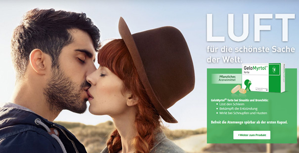 Ein Plakat der GeloMyrtol-Kampagne zeigt ein sich zärtlich küssendes Pärchen und den Satz: Luft für die schönste Sache der Welt.
