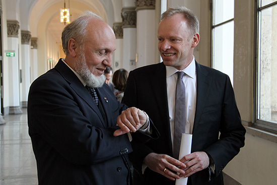 Bild von Ifo-Chefökonom Hans-Werner Sinn mit seinem Nachfolger Clemens Fuest als Präsident am ifo Institut München. Beide sind im Ökonomen-Ranking von 2015 der FAZ unter den Top 5.