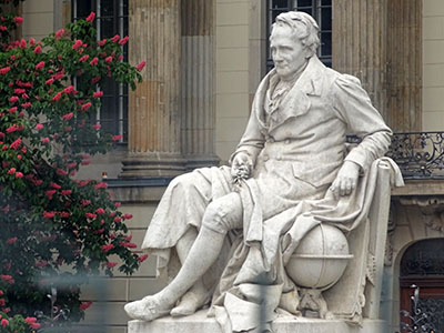 Bild zeigt zum Thema Hochschulmarketing eine Statur von Alexander von Humboldt, dem Gründer der renomierten Humboldt Universität in Berlin.