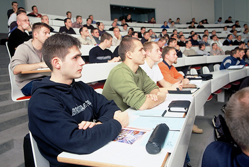 Studenten im Vorlesungssaal der Helmut Schmidt Universität