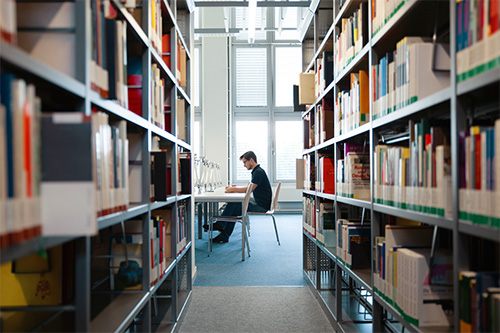 Student lernt in der Bibliothek der HTW Berlin