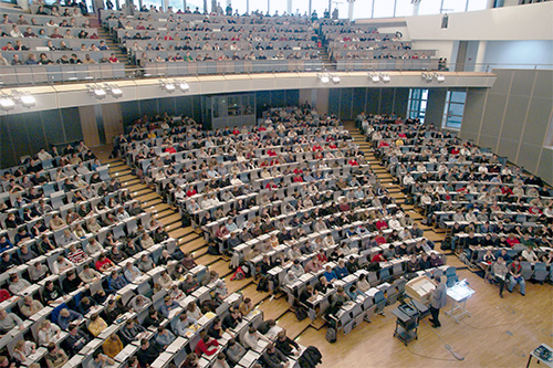 Hörsaal besetzt mit Studenten an der Technischen Universität München (TUM) 