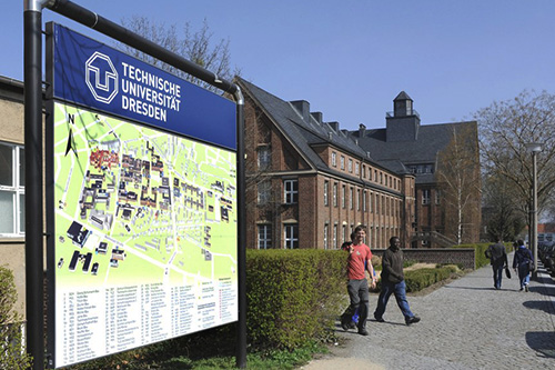 Studenten auf dem Campus der Technischen Universität Dresden 