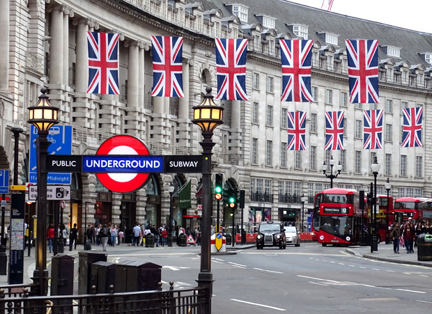 Dutzende Flaggen von Großbritanien zieren die Straßen von London zum Brexit-Referendum.