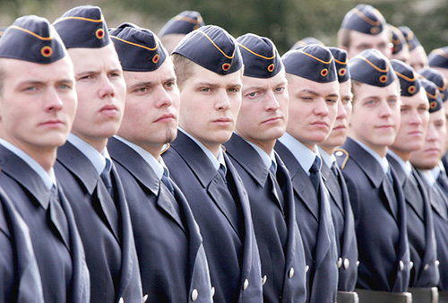 Offiziere stehen Reihe in Reihe beim Beförderungsappell der Bundeswehr