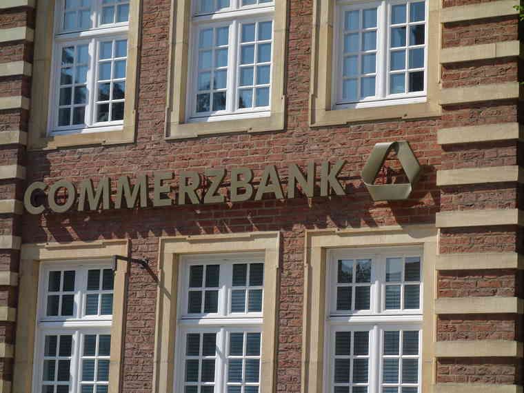 Der Schriftzug "Commerzbank" an der Gebäudefassade einer Bankfiliale.