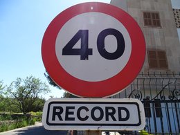 Ein Geschwindigkeitsschild Tempo 40 und darunter ein rechteckiges Schild mit der Schrift Record.