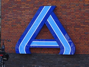 Das holländisch Aldizeichen - großes A- in hell und dunkelblau an einer roten Hausmauer.