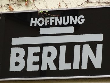 Ein Schild mit der Aufschrift Hoffnung Berlin in weiß auf schwarz.