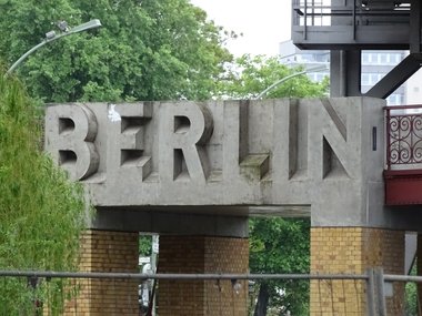 Berlinschriftzug aus Beton an einer U-Bahnstation