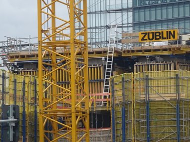 Der Ausschnitt einer großen Berliner Baustelle mit einem Schild von Züblin.