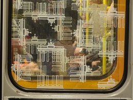 Eine Fensterscheibe der Berliner U-Bahn mit dem Aufdruck des Brandenburger Tores.