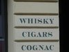 Ein weißes Schild mir dem Worten Whisky, Cigars und Congac.