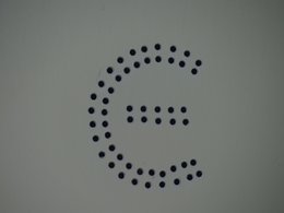 Ein Eurozeichen mit schwarzen Punkte dargestellt.